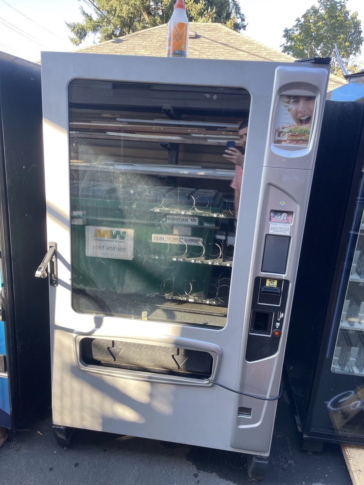 USI 3561 Refrigerated Elevator Combo Vending Machine Touch Screen Credit Card