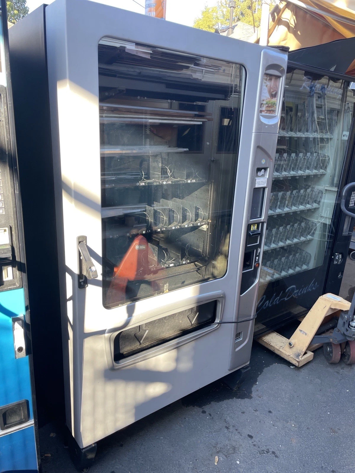 USI 3561 Refrigerated Elevator Combo Vending Machine Touch Screen Credit Card - Image 4