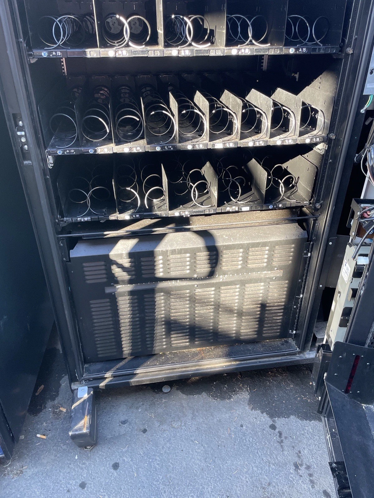 USI 3561 Refrigerated Elevator Combo Vending Machine Touch Screen Credit Card - Image 5