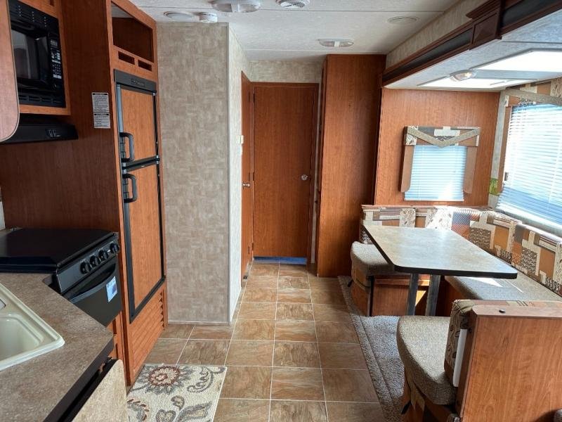Used 2010 Forest River RV V-Cross 32VBHS - Image 8
