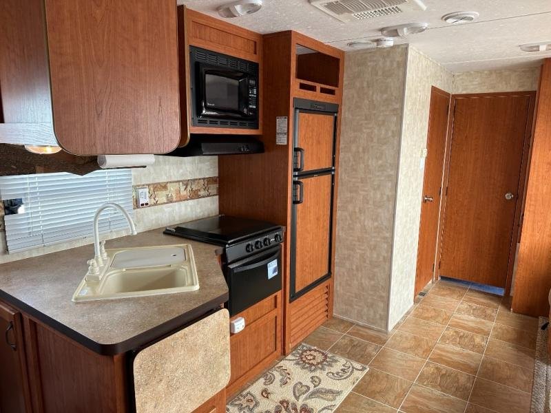 Used 2010 Forest River RV V-Cross 32VBHS - Image 9