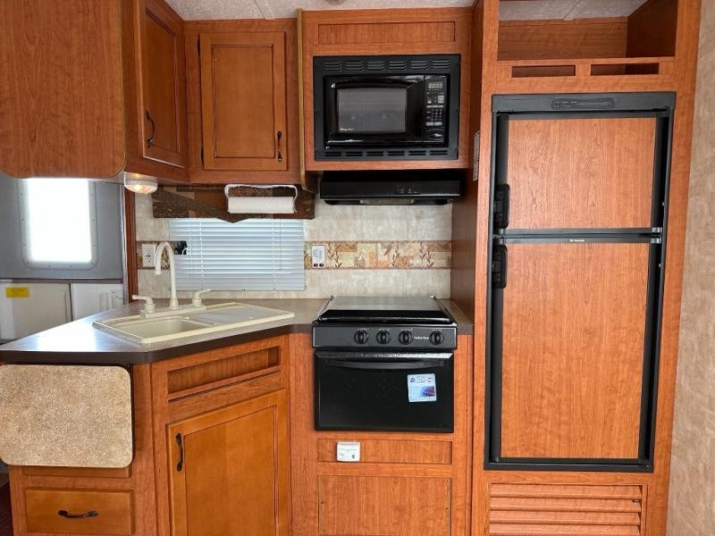 Used 2010 Forest River RV V-Cross 32VBHS - Image 10