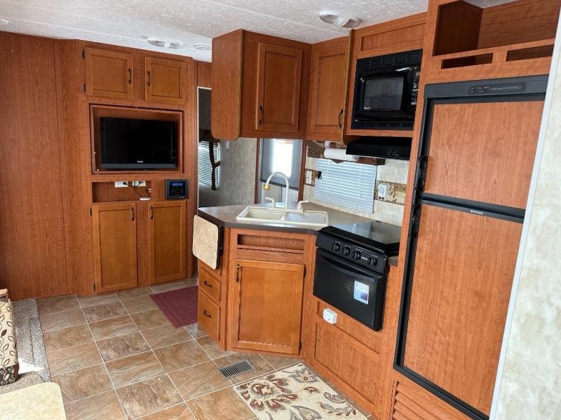 Used 2010 Forest River RV V-Cross 32VBHS - Image 11
