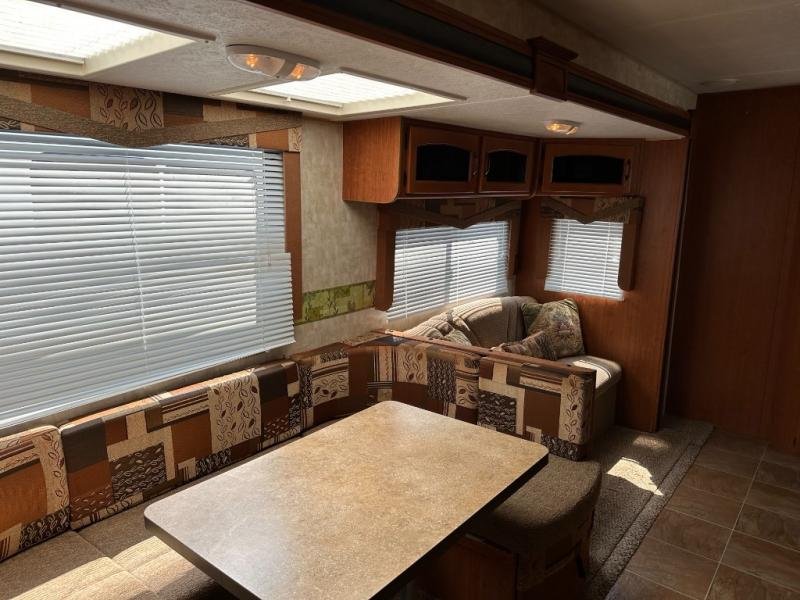 Used 2010 Forest River RV V-Cross 32VBHS - Image 13