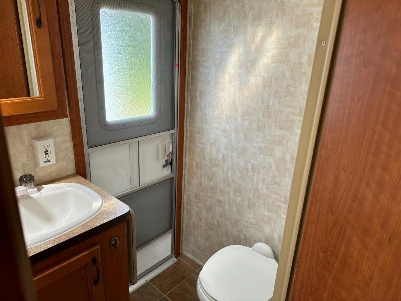 Used 2010 Forest River RV V-Cross 32VBHS - Image 15
