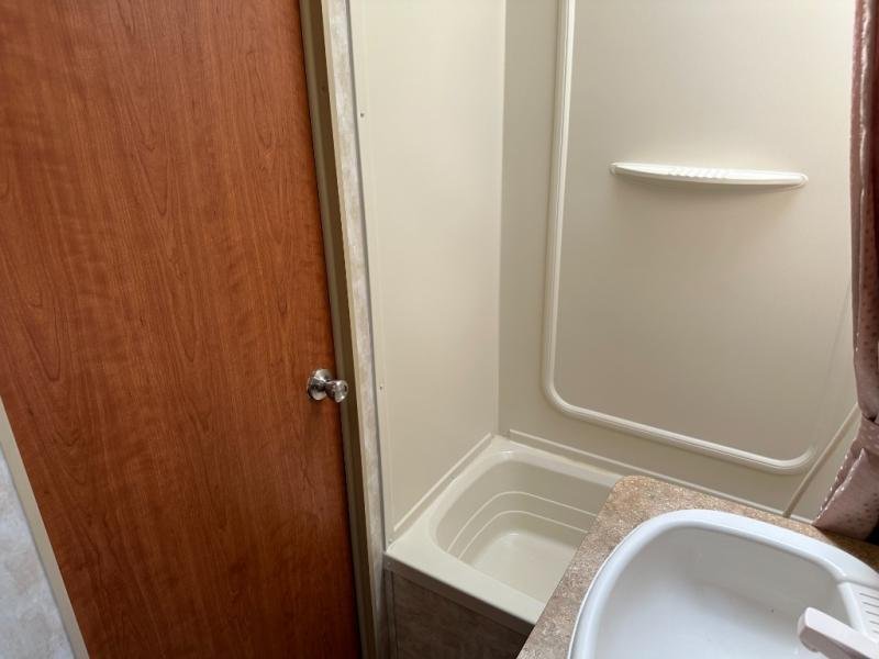 Used 2010 Forest River RV V-Cross 32VBHS - Image 16