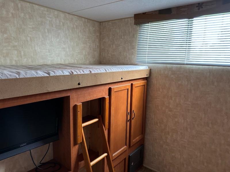 Used 2010 Forest River RV V-Cross 32VBHS - Image 18