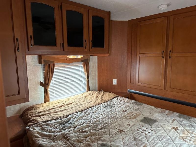 Used 2010 Forest River RV V-Cross 32VBHS - Image 22