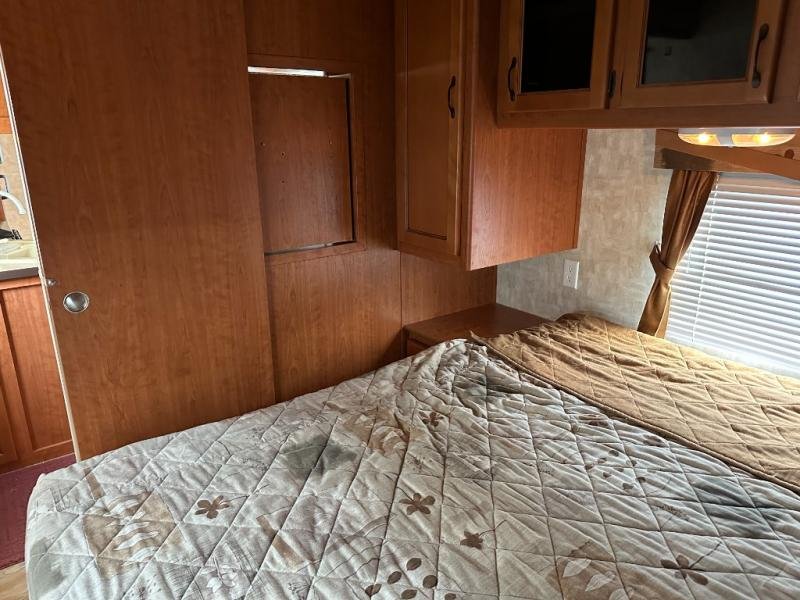 Used 2010 Forest River RV V-Cross 32VBHS - Image 24