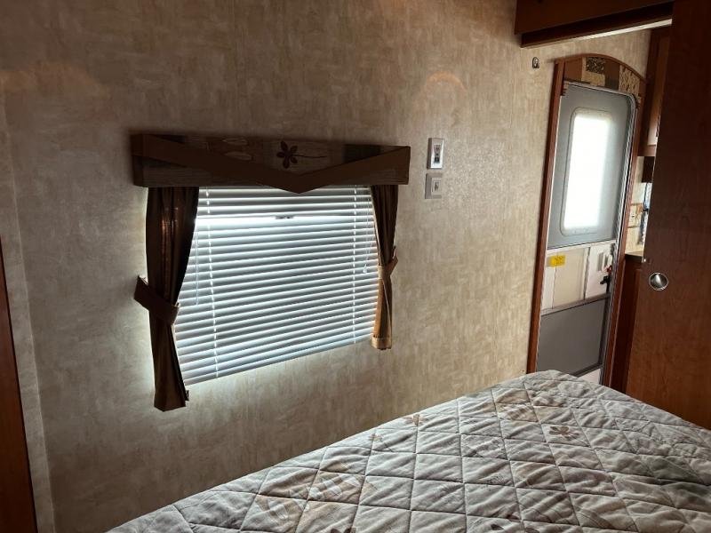 Used 2010 Forest River RV V-Cross 32VBHS - Image 25