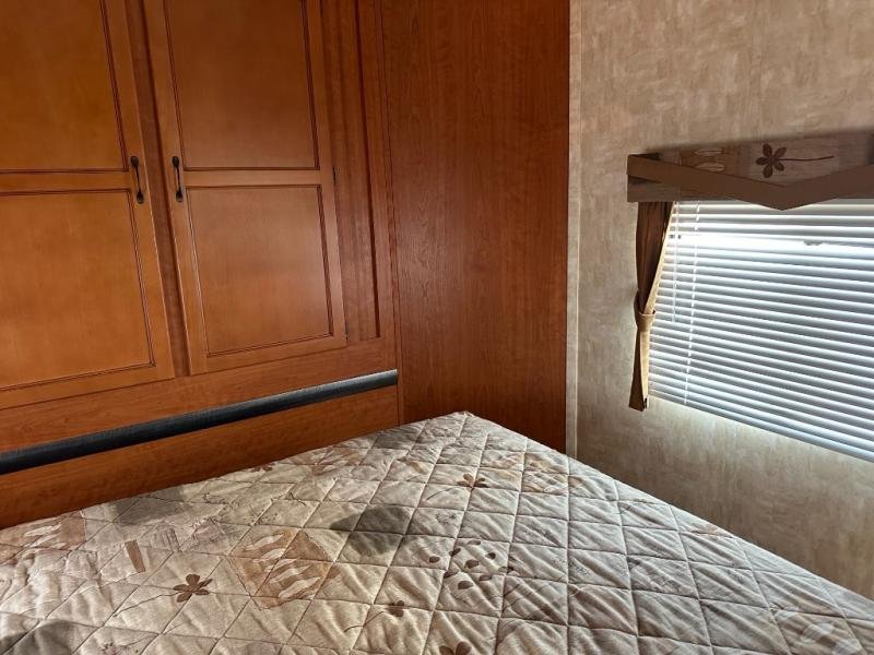 Used 2010 Forest River RV V-Cross 32VBHS - Image 3