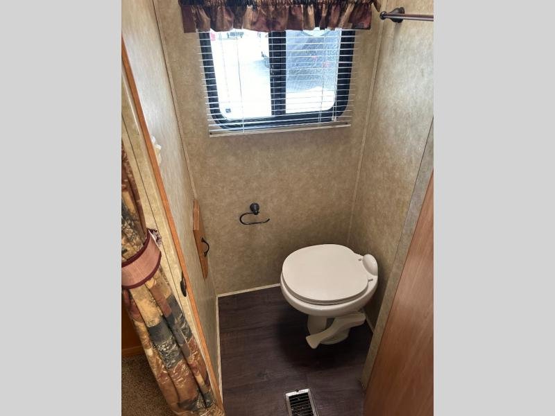 Used 2009 Coachmen RV Chaparral 299TSB - Image 13