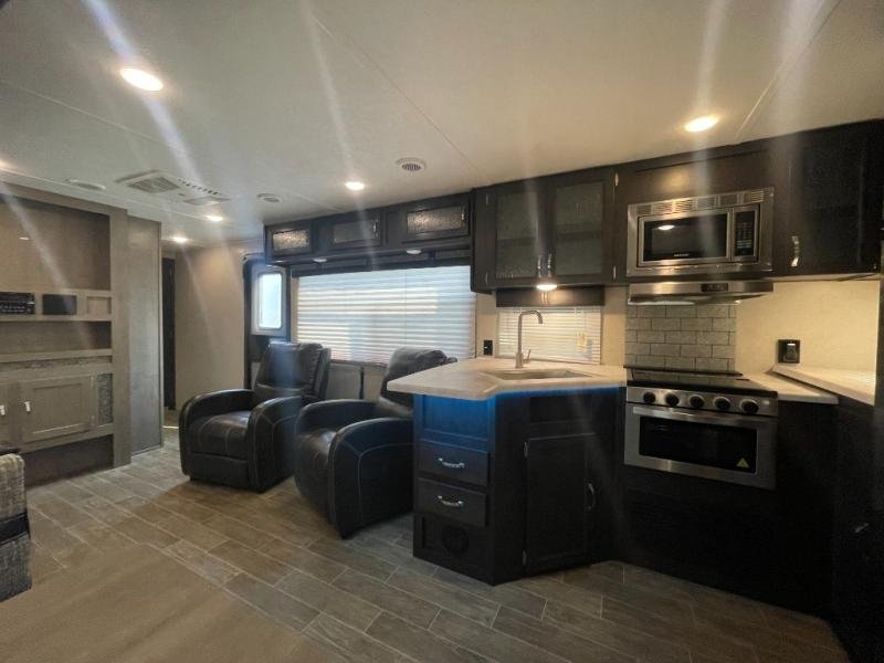 Used 2019 Palomino Puma 28RKSS - Image 6