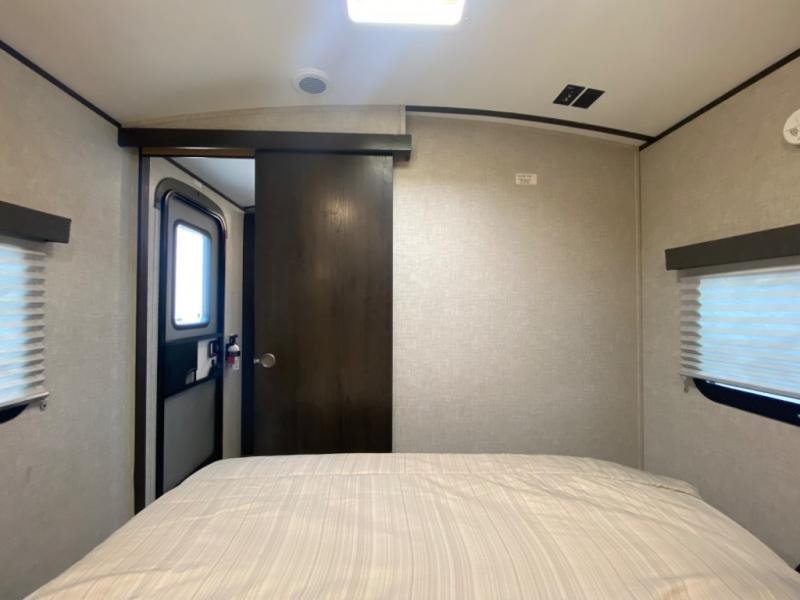 Used 2019 Keystone RV Premier Ultra Lite 26RBPR - Image 18