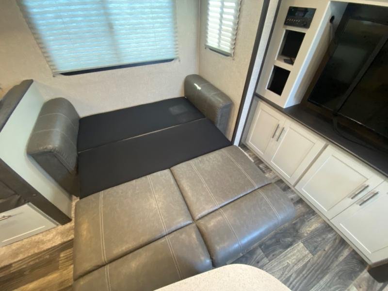 Used 2019 Keystone RV Premier Ultra Lite 26RBPR - Image 17