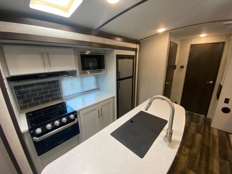 Used 2019 Keystone RV Premier Ultra Lite 26RBPR - Image 10
