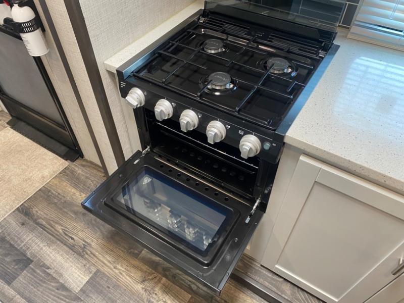 Used 2019 Keystone RV Premier Ultra Lite 26RBPR - Image 11