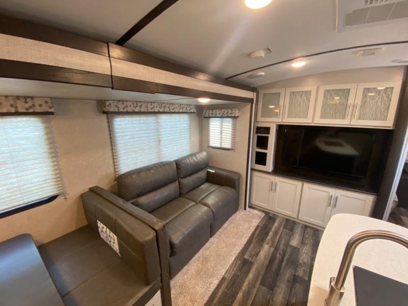 Used 2019 Keystone RV Premier Ultra Lite 26RBPR - Image 7