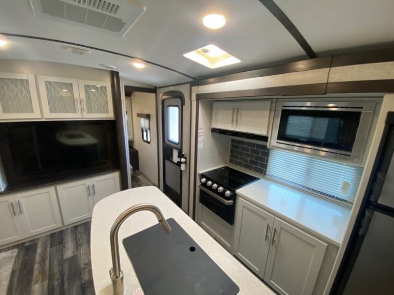 Used 2019 Keystone RV Premier Ultra Lite 26RBPR - Image 8
