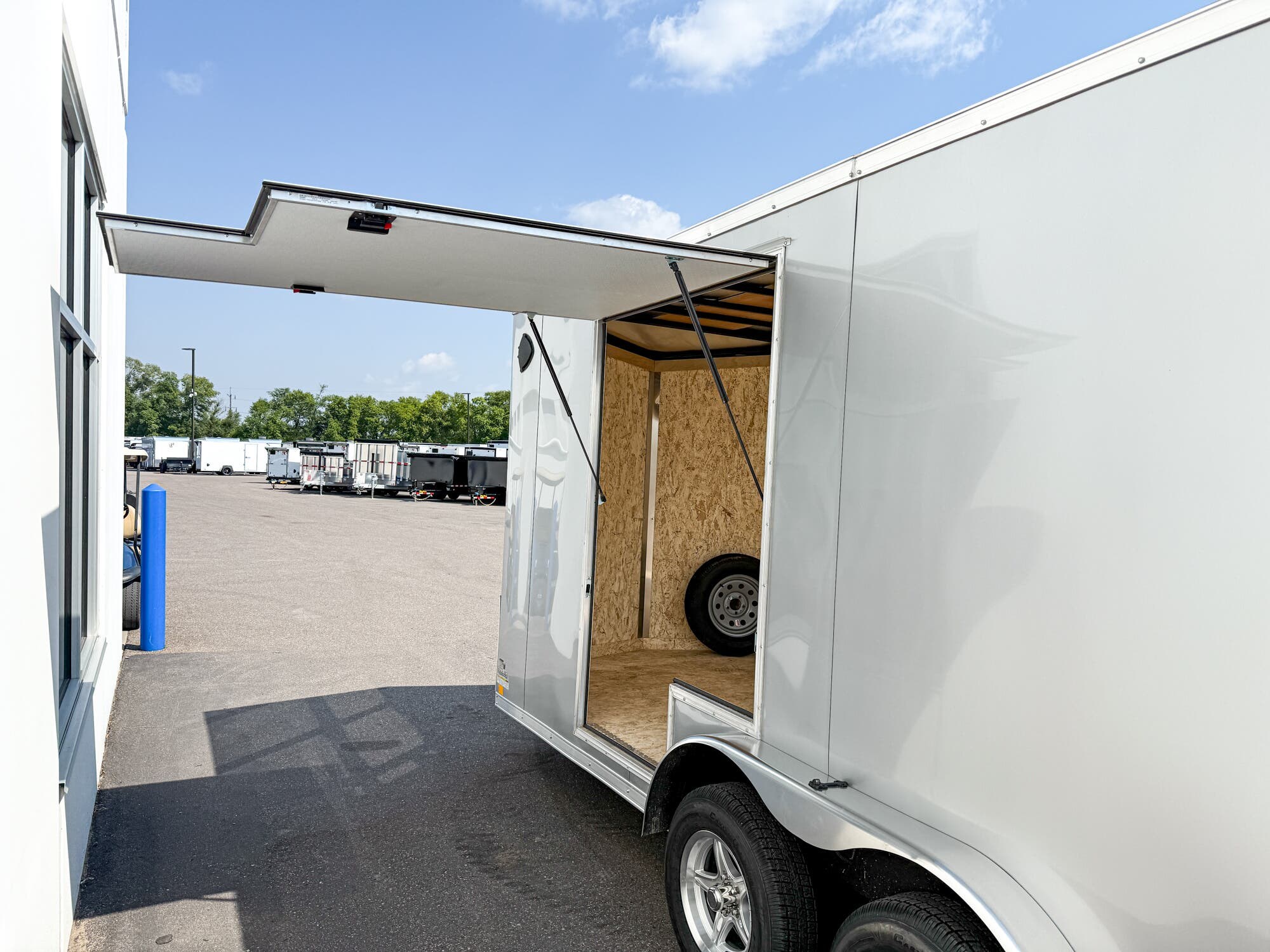 2025 RC TRAILERS RDLX 7.5X16 ENCLOSED CARGO TRAILER -W/ESCAPE DOOR - 7'' INTERIOR - SILVER - Image 4