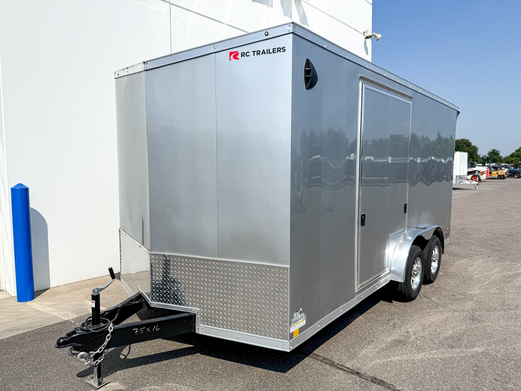 2025 RC TRAILERS RDLX 7.5X16 ENCLOSED CARGO TRAILER -W/ESCAPE DOOR - 7'' INTERIOR - SILVER - Image 3