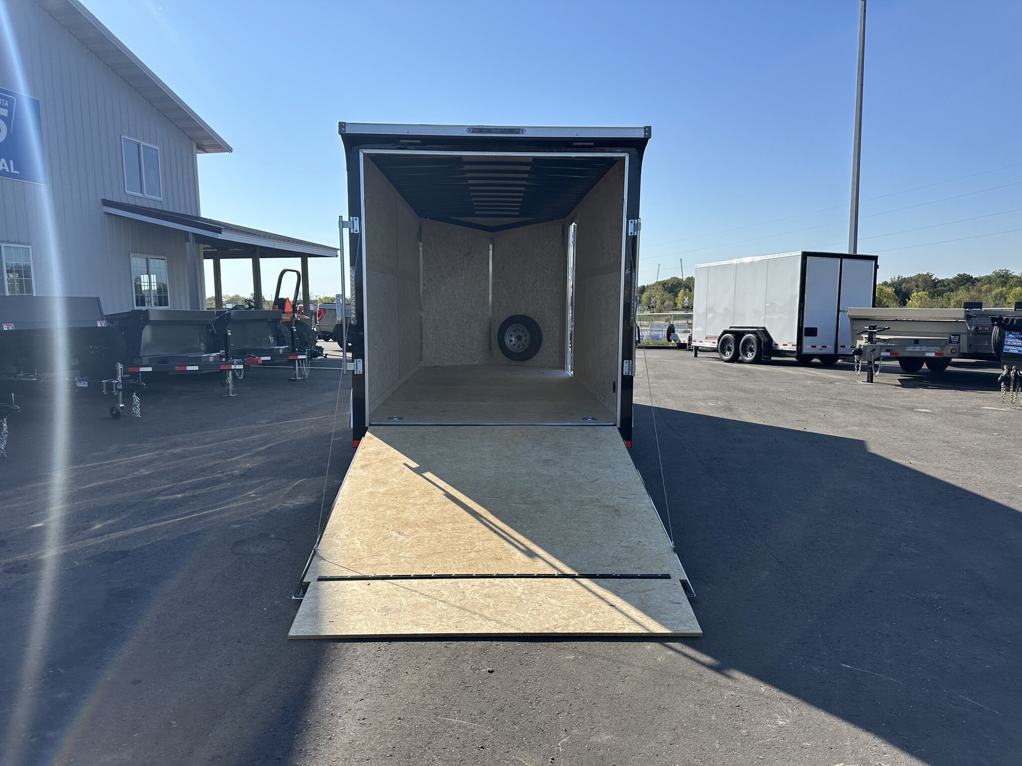 2025 RC TRAILERS RDLX 7X16 ENCLOSED CARGO TRAILER- 7' INTERIOR- WHITE/BLACK - Image 7