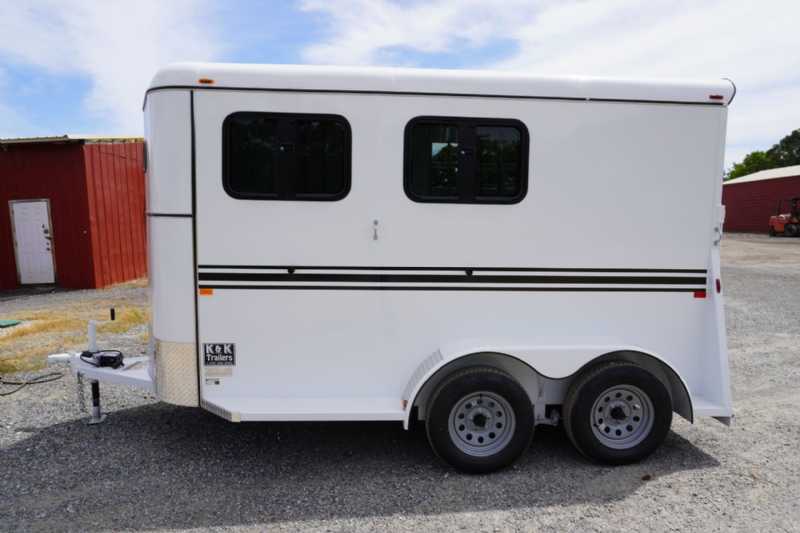 New 2026 Bee 2HBPSLDLX 2 Horse Trailer with 2' Short Wall - Image 4